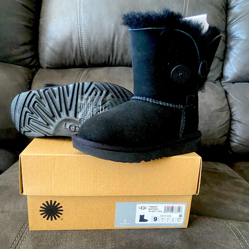 Kids toddler size 9 black Bailey button II